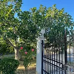 Сasa de vacaciones Beautiful Nearby House With Garden, Private Pool And Large Yard