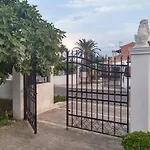 Beautiful Nearby House With Garden, Private Pool And Large Yard *