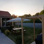 Сasa de vacaciones Beautiful Nearby House With Garden, Private Pool And Large Yard