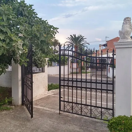 Beautiful Nearby House With Garden, Private Pool And Large Yard *