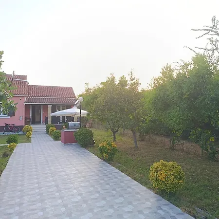 Дом отдыха Beautiful Nearby House With Garden, Private Pool And Large Yard *