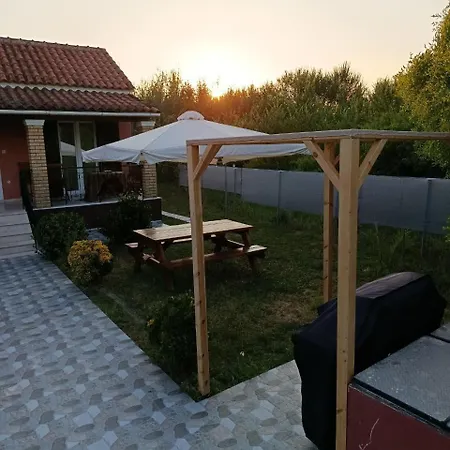 Beautiful Nearby Beach House With Garden, Private Pool And Large Yard *