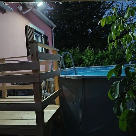 Beautiful Nearby Beach House With Garden, Private Pool And Large Yard Holiday home