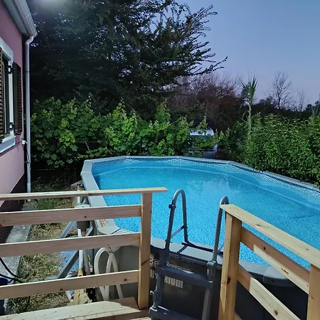 Beautiful Nearby Beach House With Garden, Private Pool And Large Yard Holiday home *