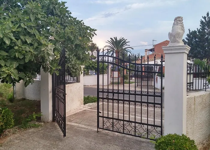 Beautiful Nearby House With Garden, Private Pool And Large Yard *