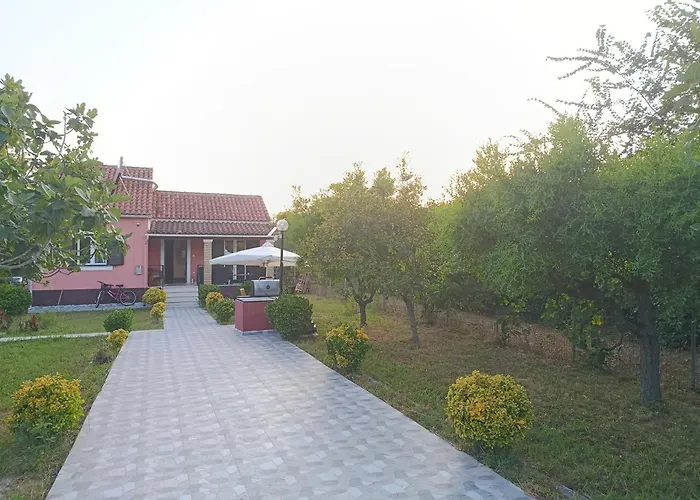 Дом отдыха Beautiful Nearby House With Garden, Private Pool And Large Yard *