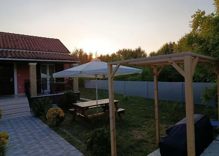 Дом отдыха Beautiful Nearby House With Garden, Private Pool And Large Yard