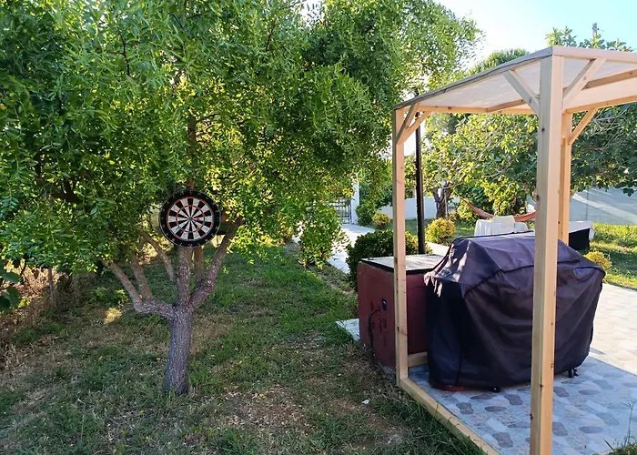 Beautiful Nearby House With Garden, Private Pool And Large Yard
